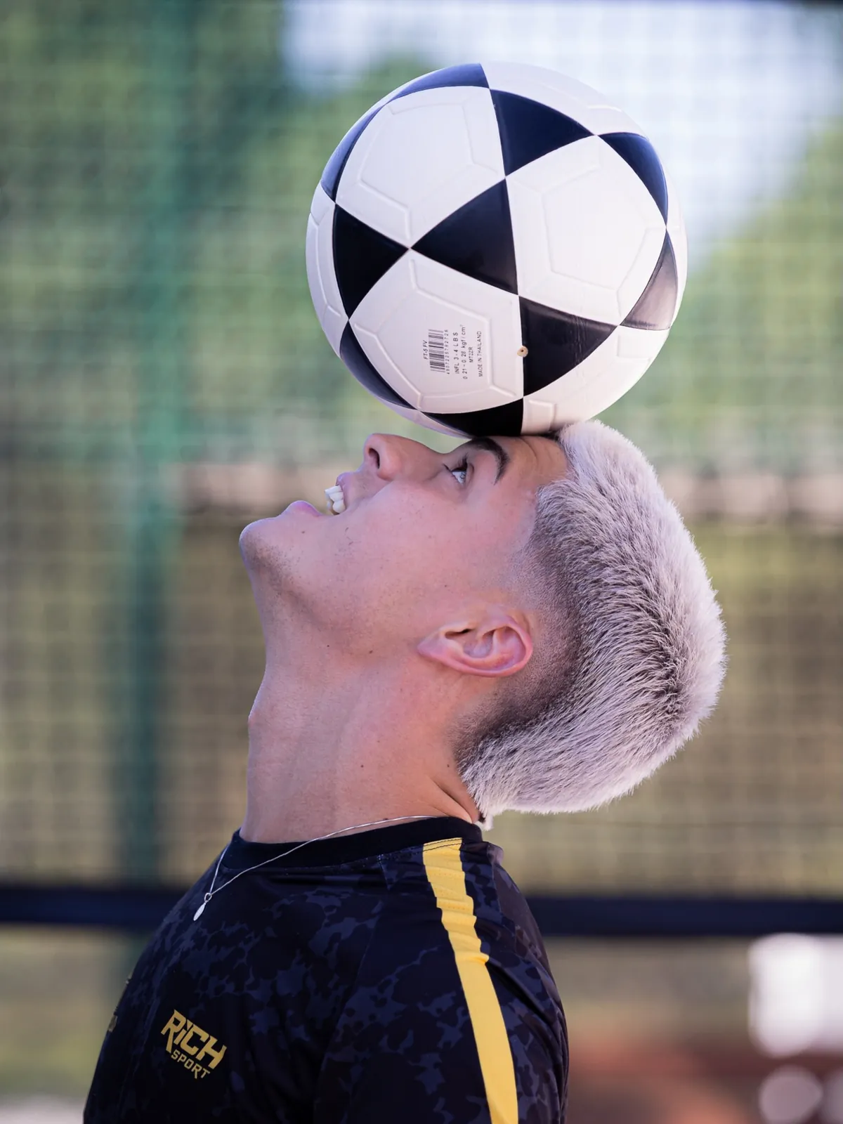 Breninho equilibrando a bola na testa