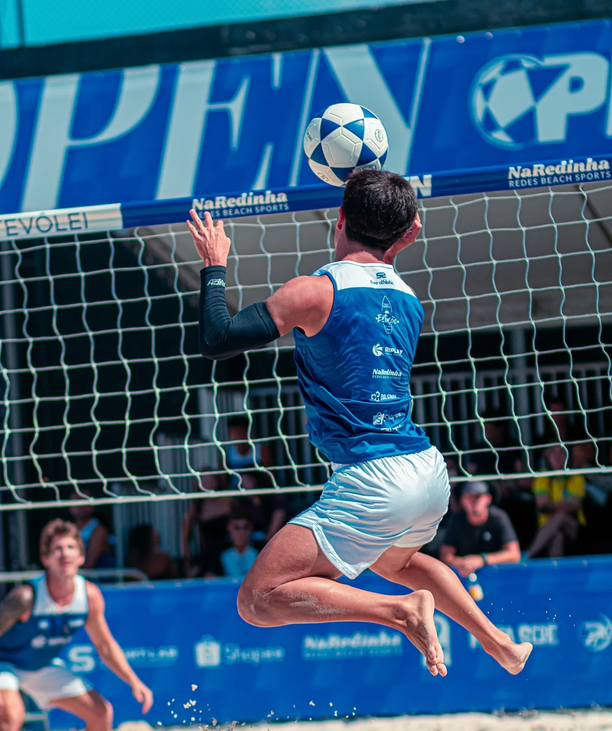 Ataque no alto da rede em campeonato OPEN
