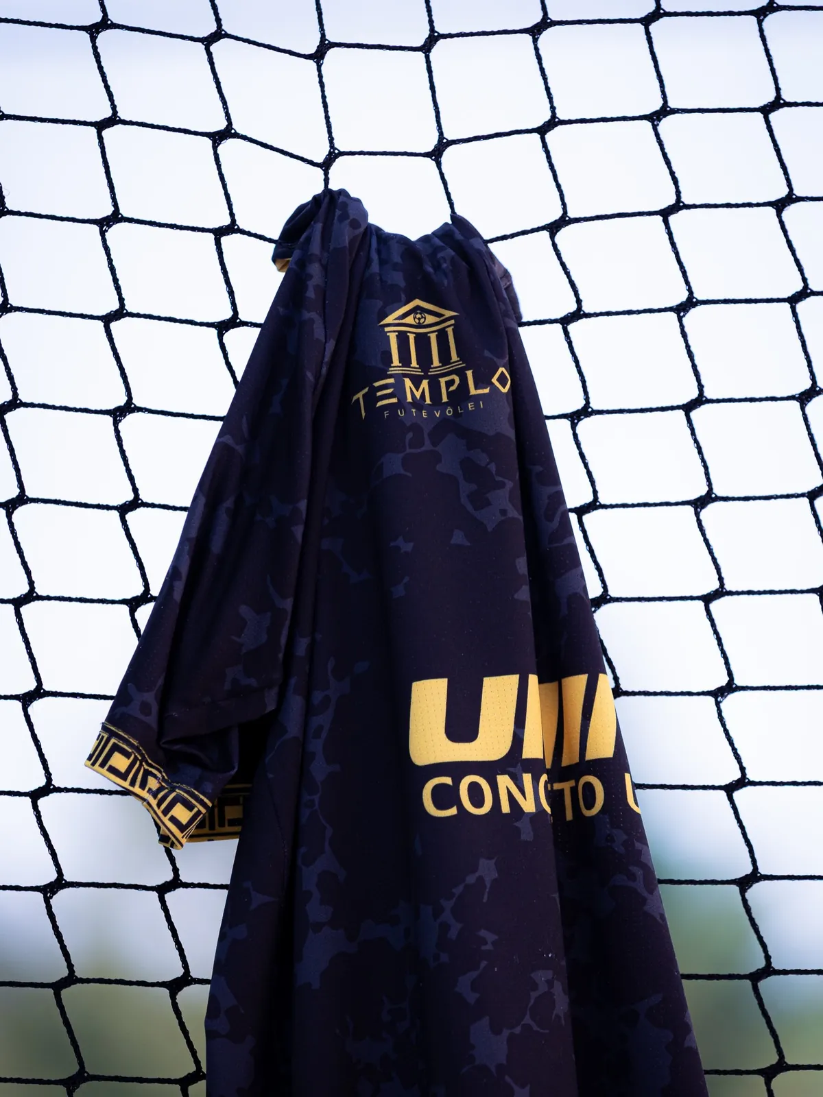 Camisa da Templo pendurada na rede