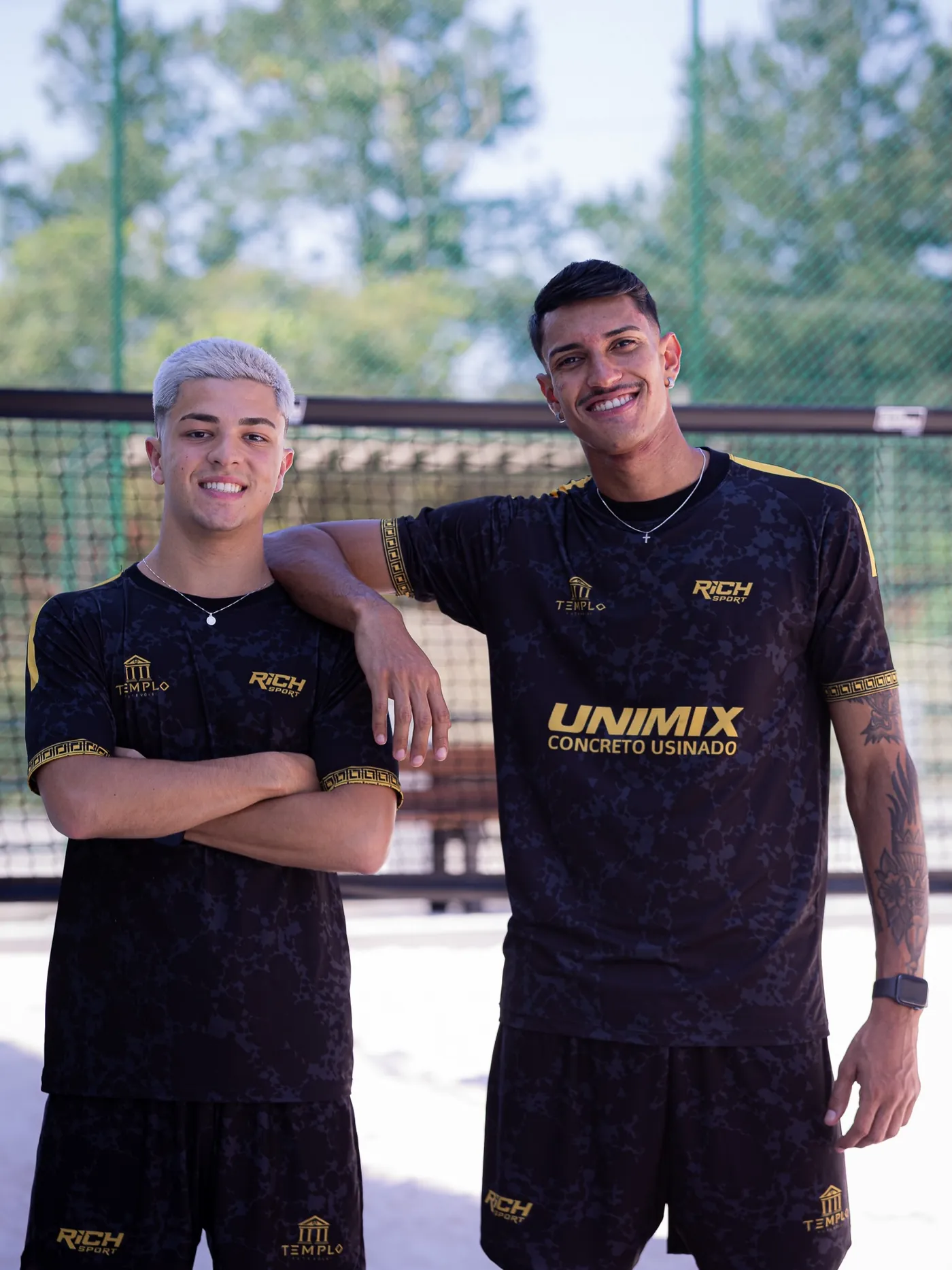 Breninho e Matox lado a lado na arena, de uniforme